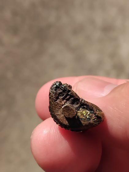 พระยอดธงหลวงพ่อคูณ วัดบ้านไร่ รุ่น ๑ รุ่นรับเสด็จ ปี 2538 ครบรอบ 72 พรรษา เนื้อทองผสม จ.นครราชสีมา รูปที่ 5