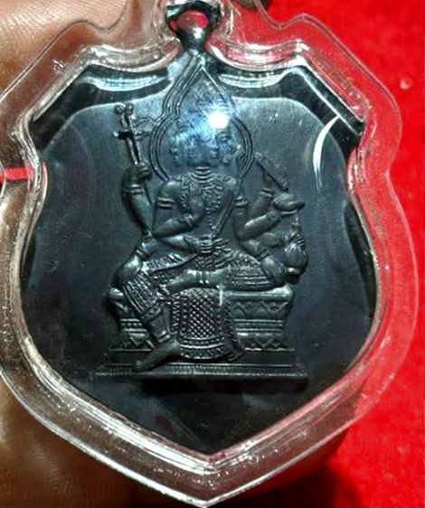 เหรียญพระพรหมเก่าเนื้อโลหะด้านหน้าและหลังมีรอยยันต์หลายตัวค่ะ