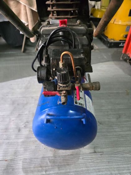 ปั้มลมใช้น้อยน้อยมาก ขายเพราะไม่ค่อยได้ใช้แถมสายลมกับกาพ่นสีพร้อมใช้งาน รูปที่ 4