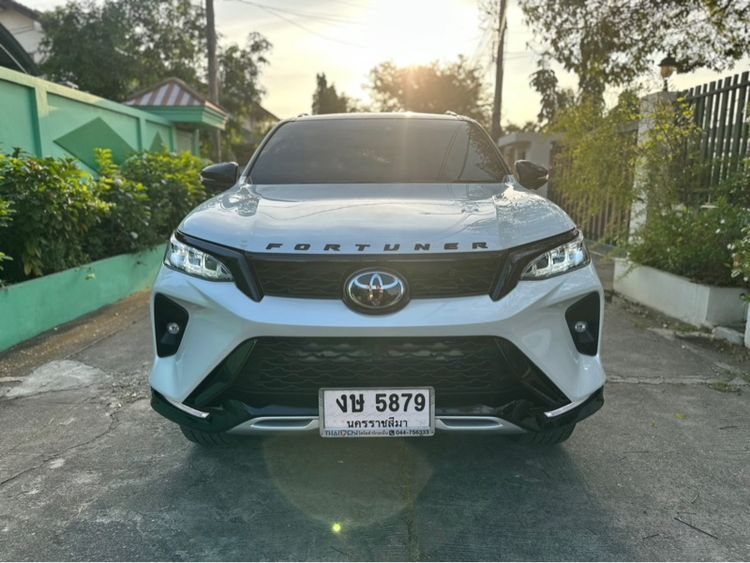 รถ Toyota Fortuner 2.4 Legender Black Top สี ขาว