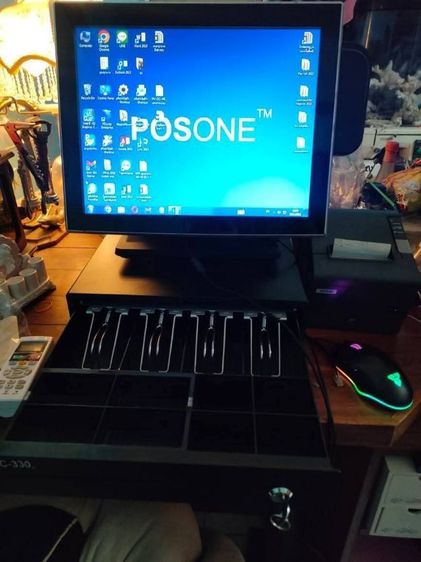 เครื่องคิดเงิน posone (ใช้งานเหมือนคอมพิวเตอร์ทั่วไป) แต่สามารถทัชสกรีนหน้าจอได้เหมือนไอแพด จะใส่เมาท์หรือคีบอร์ดก็ได้แล้วแต่ใครจะสะดวก รูปที่ 2