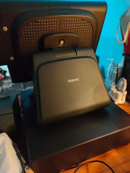 เครื่องคิดเงิน posone (ใช้งานเหมือนคอมพิวเตอร์ทั่วไป) แต่สามารถทัชสกรีนหน้าจอได้เหมือนไอแพด จะใส่เมาท์หรือคีบอร์ดก็ได้แล้วแต่ใครจะสะดวก รูปที่ 5