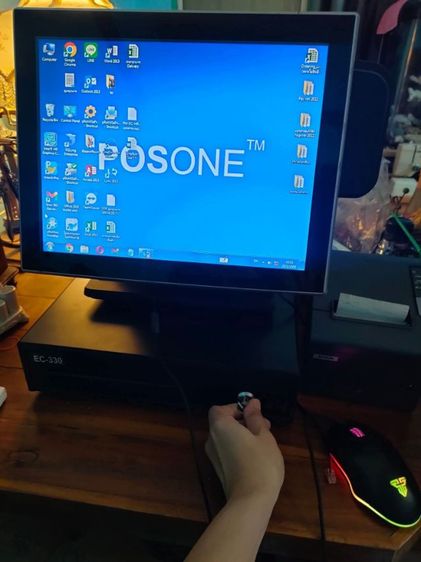 เครื่องคิดเงิน posone (ใช้งานเหมือนคอมพิวเตอร์ทั่วไป) แต่สามารถทัชสกรีนหน้าจอได้เหมือนไอแพด จะใส่เมาท์หรือคีบอร์ดก็ได้แล้วแต่ใครจะสะดวก รูปที่ 4