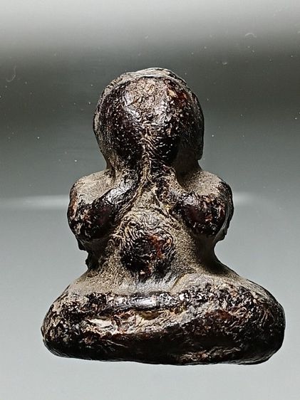 พระปิดตาหลวงปูเอี่ยม วัดสะพานสูง พิมพ์ปั้นหุ่นเนื้อผงคลุกรัก เก่ามาก ผิวแห้งๆยุบยับย่น พระวางอยู่บนหิ้งเก่า บ้านคุณยายมายาวนาน ได้เเบ่งปันมา รูปที่ 9