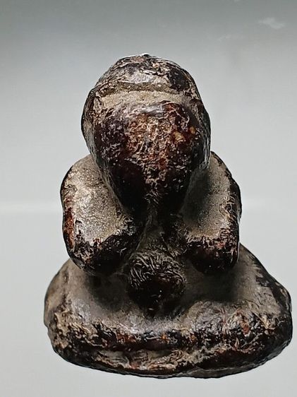 พระปิดตาหลวงปูเอี่ยม วัดสะพานสูง พิมพ์ปั้นหุ่นเนื้อผงคลุกรัก เก่ามาก ผิวแห้งๆยุบยับย่น พระวางอยู่บนหิ้งเก่า บ้านคุณยายมายาวนาน ได้เเบ่งปันมา รูปที่ 6