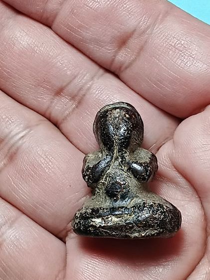 พระปิดตาหลวงปูเอี่ยม วัดสะพานสูง พิมพ์ปั้นหุ่นเนื้อผงคลุกรัก เก่ามาก ผิวแห้งๆยุบยับย่น พระวางอยู่บนหิ้งเก่า บ้านคุณยายมายาวนาน ได้เเบ่งปันมา รูปที่ 7