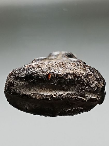 พระปิดตาหลวงปูเอี่ยม วัดสะพานสูง พิมพ์ปั้นหุ่นเนื้อผงคลุกรัก เก่ามาก ผิวแห้งๆยุบยับย่น พระวางอยู่บนหิ้งเก่า บ้านคุณยายมายาวนาน ได้เเบ่งปันมา รูปที่ 5