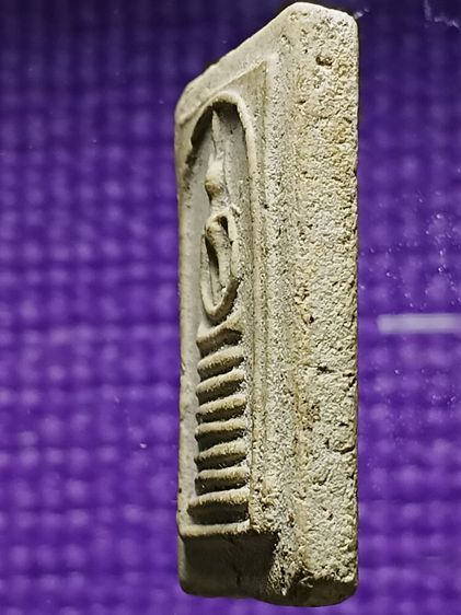 พระสมเด็จวัดเกศไชโย รุ่นเเรก พบอยู่ในใต้ฐานพระประธานใหญ่ ขณะที่กำลังบูรณะวัด สภาพสวยมาก ผิวเดิม ไม่ผ่านการเช็ดล้าง พบจำนวนน้อย รูปที่ 3