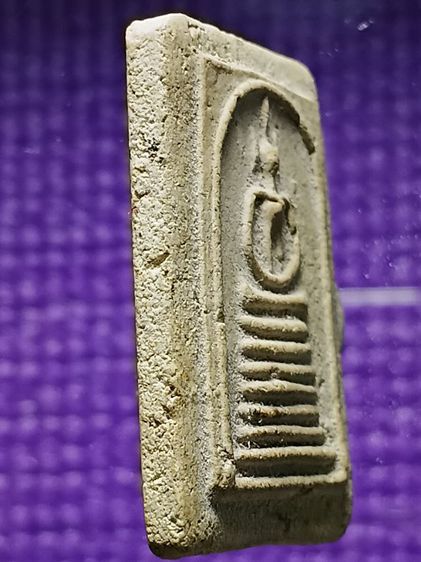 พระสมเด็จวัดเกศไชโย รุ่นเเรก พบอยู่ในใต้ฐานพระประธานใหญ่ ขณะที่กำลังบูรณะวัด สภาพสวยมาก ผิวเดิม ไม่ผ่านการเช็ดล้าง พบจำนวนน้อย รูปที่ 4