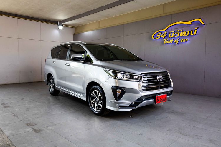 รถ Toyota Innova 2.8 Crysta สี เทา