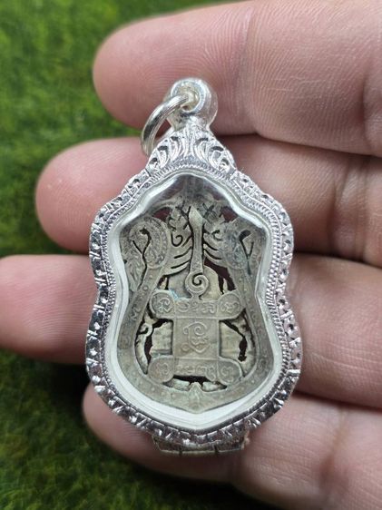 พระเหรียญสีเงินฉลุหลวงปู่เอี่ยมลงยาเก่าๆ รูปที่ 2