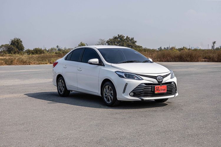 รถ Toyota Vios 1.5 Mid สี ขาว