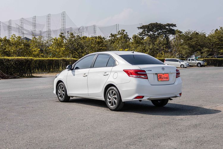 Toyota Vios 2021 1.5 Mid Sedan เบนซิน ไม่ติดแก๊ส เกียร์อัตโนมัติ ขาว รูปที่ 4