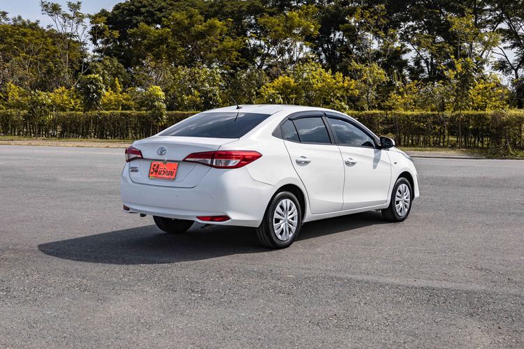 Toyota Yaris ATIV 2019 1.2 E Sedan เบนซิน ไม่ติดแก๊ส เกียร์อัตโนมัติ ขาว รูปที่ 4