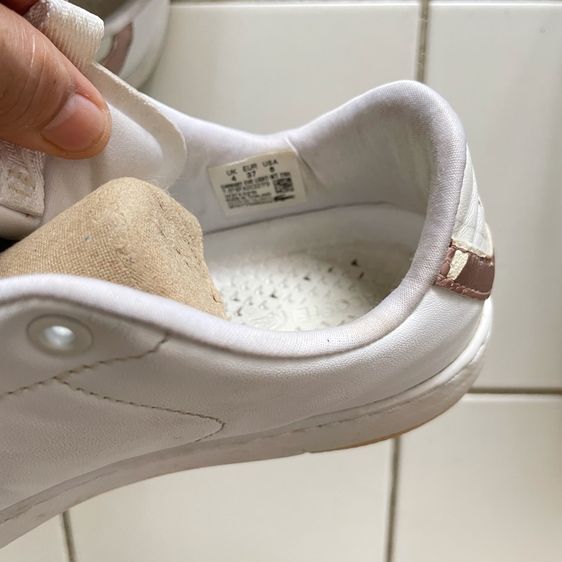 รองเท้า Lacoste