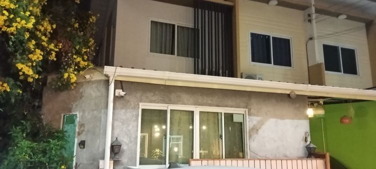 อื่นๆ 2015 มีบางส่วน ไม่ใช่ บ้านทาวน์โฮม 4 ห้องนอน 2 ห้องน้ำ 1 ที่จอดรถบ้านริมต่อเติมเต็ม รูปที่ 2