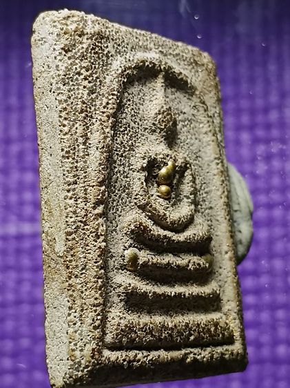 พระสมเด็จเก่า ไม่ทราบที่ ฝังเม็ดทองเก่าโบราณอยู่บนองค์พระหลายเม็ด ได้เหมายกหิ้งมาจากบ้านคุณยายเก่า พระสวยสมบูรณ์มาก เเต่ไม่รู้ที่ครับ รูปที่ 5