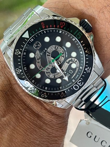 GUCCI Dive Snake XL Swiss 45 mm Stainless Steel Black Dial Men’s 's Quartz Watch YA136218 รูปที่ 15