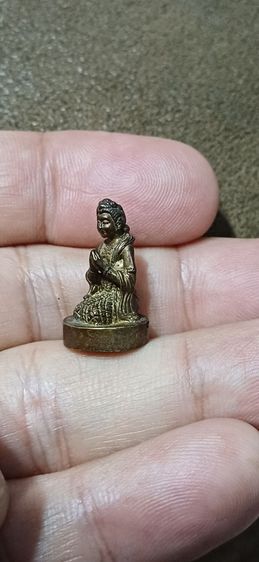 เทพกระซิบ หรือ อะมาดอว์เมียะ ตามตำนานกล่าวว่าท่านเป็นธิดาของพญานาค ที่เกิดศรัทธาในพุทธศาสนา