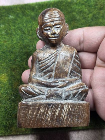 พระหลวงปู่ทิมวัดละหารไร่แกะจากไม้เก่าโบราณ