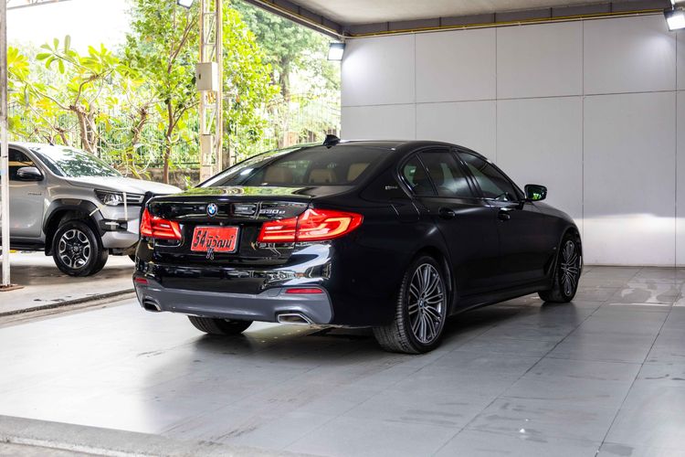 BMW Series 5 2019 530e Sedan ปลั๊กอินไฮบริด (PHEV) ไม่ติดแก๊ส เกียร์อัตโนมัติ ดำ รูปที่ 4