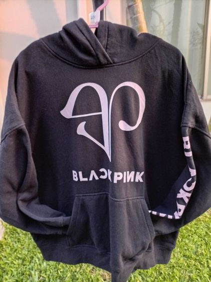 BLACKPINK 
ฮู้ดครอป สีดำ เท่มาก ใส่ถ่ายรปคือปัง
ป้ายแท้ครบ 
สภาพดี ลายชัด
 รูปที่ 2