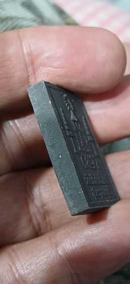 พระผงหลวงพ่อโต วัดป่าเลไลยก์ อ.เมือง จ.สุพรรณบุรี พิมพ์นิยมสีดำ มีกล่องวัด สร้างด้วยเนื้อรักเก่า รูปที่ 7