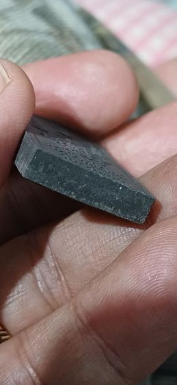 พระผงหลวงพ่อโต วัดป่าเลไลยก์ อ.เมือง จ.สุพรรณบุรี พิมพ์นิยมสีดำ มีกล่องวัด สร้างด้วยเนื้อรักเก่า รูปที่ 3