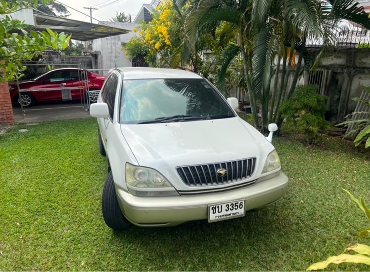 รถ Toyota Harrier 2.0 สี ขาว