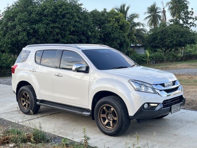 รถ Isuzu MU-X 3.0 สี ขาว
