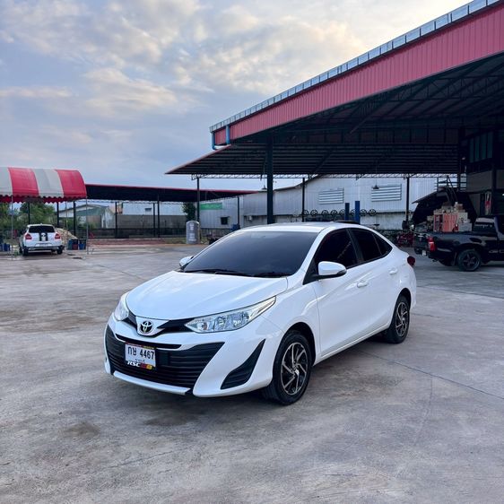 รถ Toyota Yaris ATIV 1.2 E สี ขาว