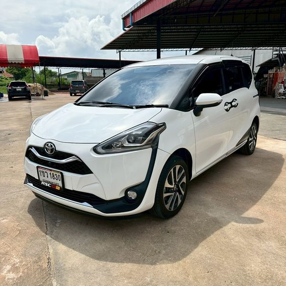 รถ Toyota Sienta 1.5 V สี ขาว