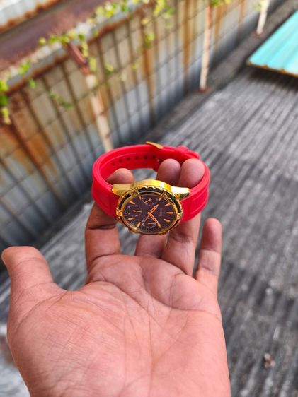 นาฬิกา GUESS 6เข็ม ของแท้ ระบบควอทซ์ ตัวเรือน ทองMICRON ขนาด38มม.รวมเม็ดมะยม เข็มแต้มพรายน้ำ6เข็ม เดินปกติทุกเข็ม ปุ่มกดสำหรับกดปรับเซ็ทเข็ม รูปที่ 5