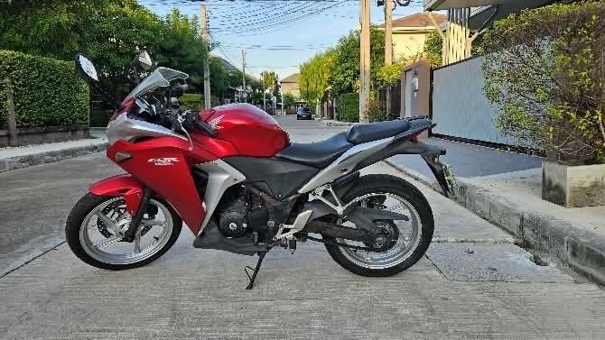Honda CBR 250 R สีแดง-เงิน 2011 รูปที่ 2
