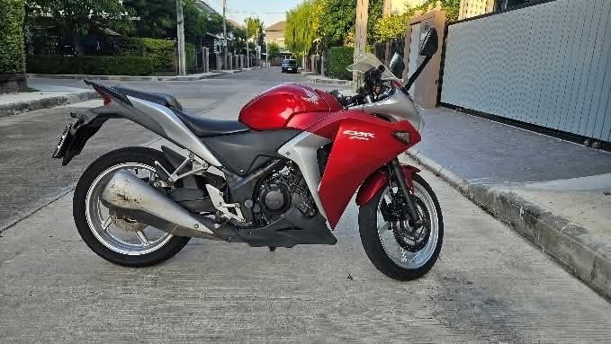 Honda CBR 250 R สีแดง-เงิน 2011 รูปที่ 3