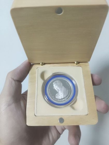 เหรียญเงินขัดเงา 800 บาท 80 พรรษา รัชกาลที่ 9 พ.ศ.2550 รูปที่ 3