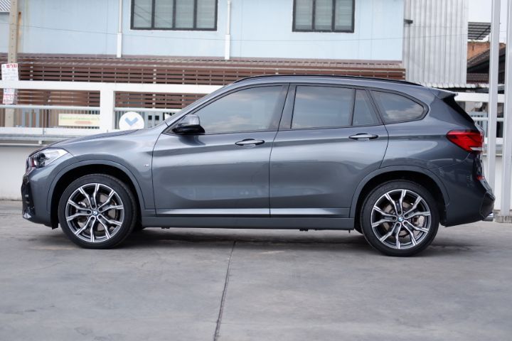 BMW X1 2021 2.0 sDrive20d M Sport Sedan ดีเซล ไม่ติดแก๊ส เกียร์อัตโนมัติ เทา รูปที่ 4