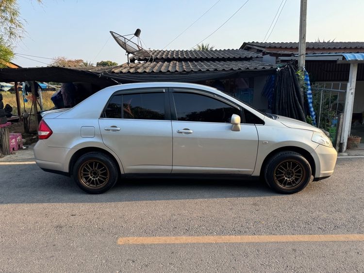 รถ Nissan Tiida 1.6 B Latio สี บรอนซ์เงิน