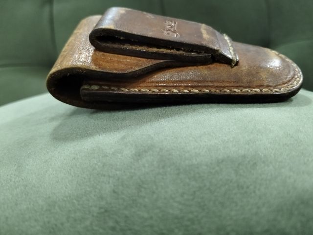 ซองหนังแท้แบรนด์goro'sแบรนด์ที่มีชื่อเสียงของญี่ปุ่น วัสดุหนังแท้หนา ไม่ขาดตัดเย็บดีใส่ไฟแช็คมีดพับเล็กหมุดทองเหลืองตำหนิหมุดล็อคหลุดภาพสุดท้าย รูปที่ 4