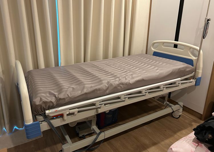เตียงผู้ป่วย ระบบมือหมุน manual 3 ฟังก์ชั่น สามารถปรับระดับ สูงตำ่ ได้
