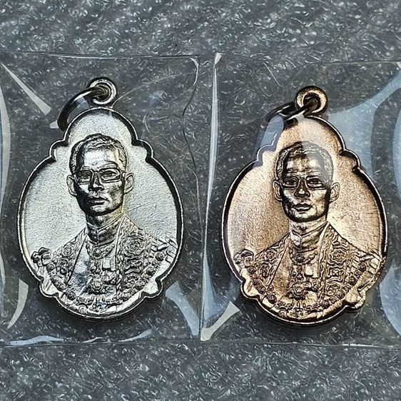 เหรียญที่ระลึก 4 รอบ ในหลวง รัชกาลที่9 ปี2518 "ชุด 2 เหรียญ บล๊อกวงเดือน เนื้อกะไหล่เงิน นาก ไม่ผ่านใช้ เหรียญสวยเดิมๆ รูปที่ 7