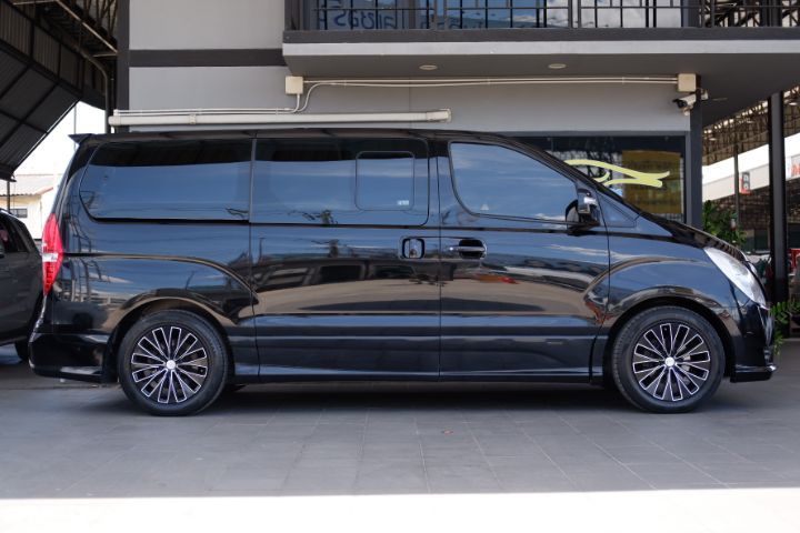 Hyundai H-1  2016 2.5 Deluxe Van ดีเซล ไม่ติดแก๊ส เกียร์อัตโนมัติ ดำ รูปที่ 4