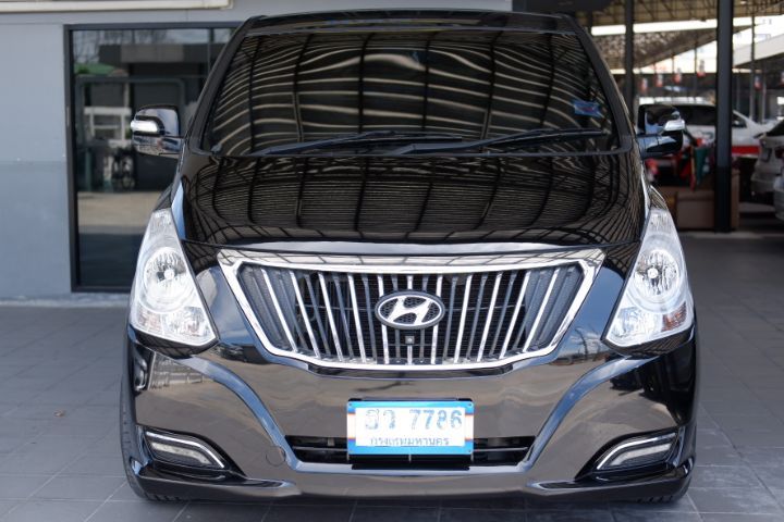 Hyundai H-1 2016 2.5 Deluxe Van ดีเซล ไม่ติดแก๊ส เกียร์อัตโนมัติ ดำ รูปที่ 2