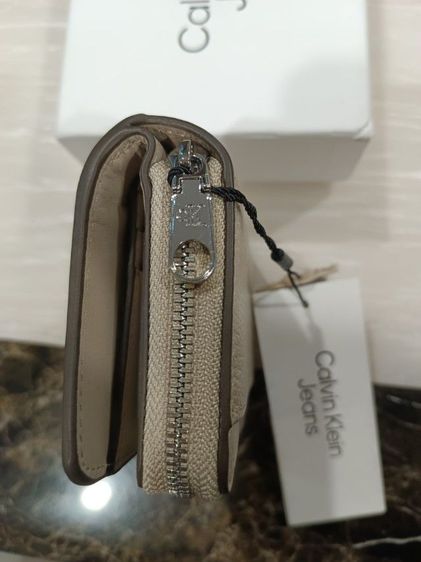 กระเป๋าสตางค์ผู้หญิง CK calvin klein ของแท้มือหนึ่ง รูปที่ 8