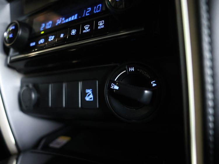 Toyota Fortuner 2023 2.8 Legender 4WD Utility-car ดีเซล ไม่ติดแก๊ส เกียร์อัตโนมัติ ดำ รูปที่ 3