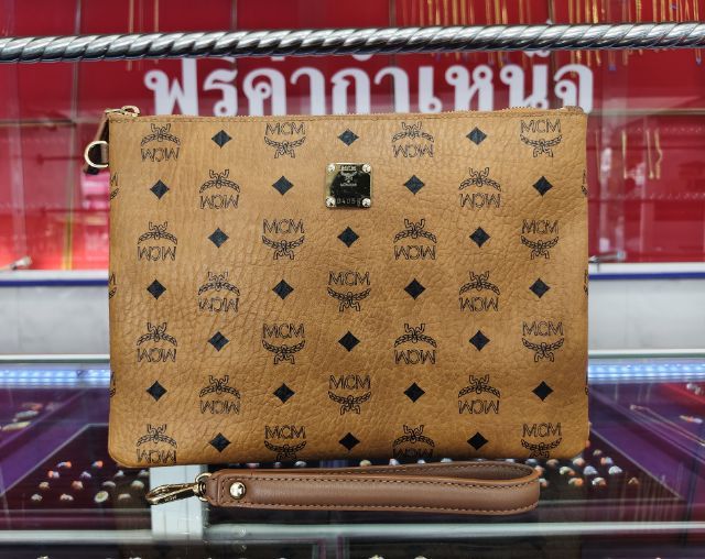 MCM Clutch กระเป๋าถือ มีสายคล้อง
