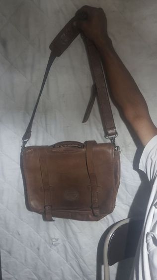 สำรวยกระเป๋าหนัง