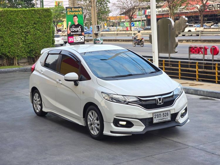 รถ Honda Jazz 1.5 V สี ขาว
