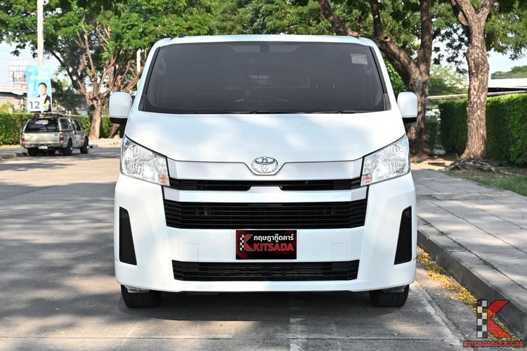 Toyota Hiace 2022 2.8 economy Van ดีเซล ไม่ติดแก๊ส เกียร์ธรรมดา ขาว รูปที่ 2