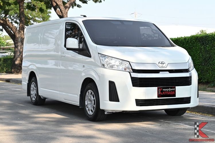 Toyota Hiace 2022 2.8 economy Van ดีเซล ไม่ติดแก๊ส เกียร์ธรรมดา ขาว